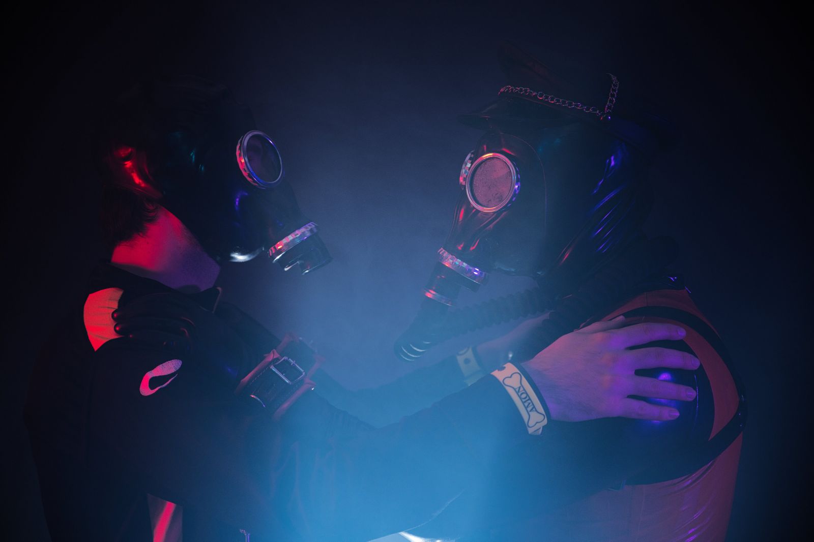 Une séance photos avec des amis fetish
Mots-clés: latex masque gaz