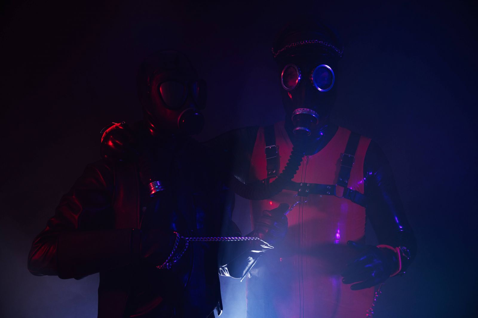 Une séance photos avec des amis fetish
Mots-clés: latex masque gaz