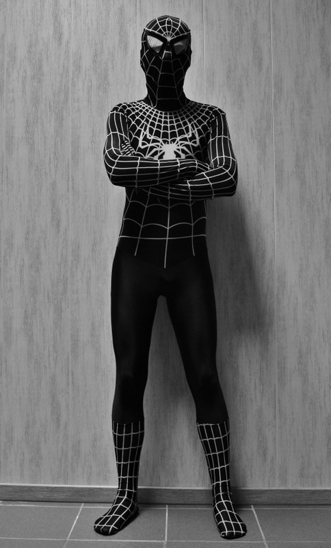 Moi dans le zentai Spiderman de Fara.
