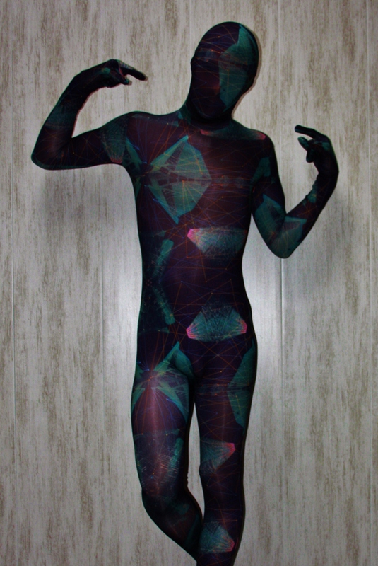 Fara dans mon zentai bleu géométrique. 
