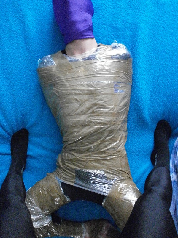 Maelle et moi en leggings noirs. Bondage par moi
