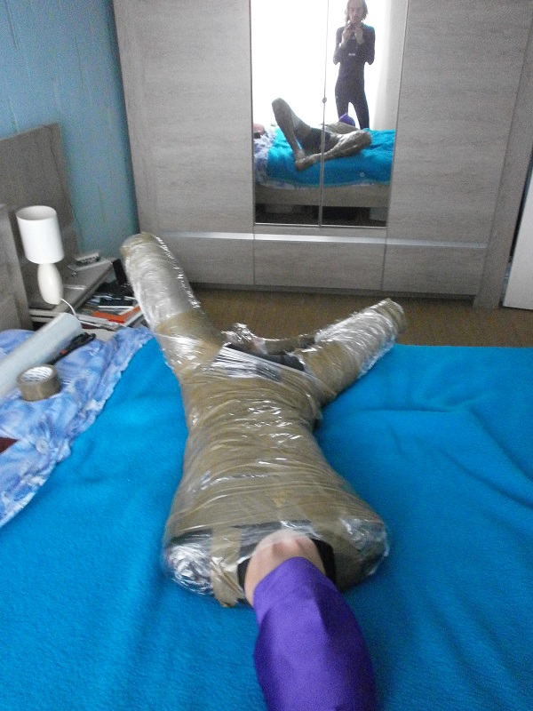Maelle, et moi en seconde peau noire. Bondage par moi
