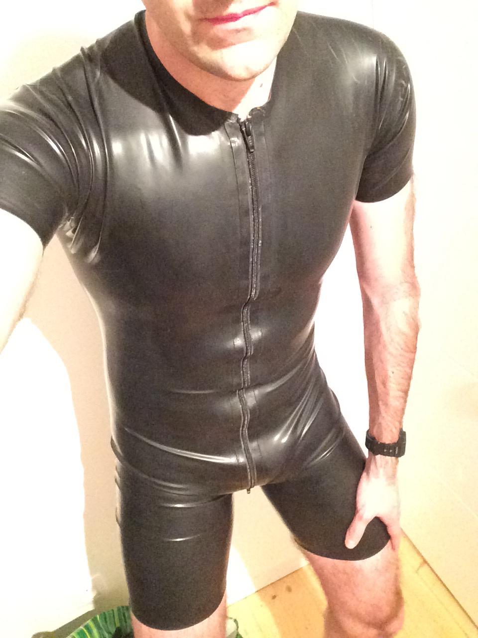 Mots-clés: cuir latex moto combinaison masque normandie fétiche traithlon fetish neoprene neoprène gay gant