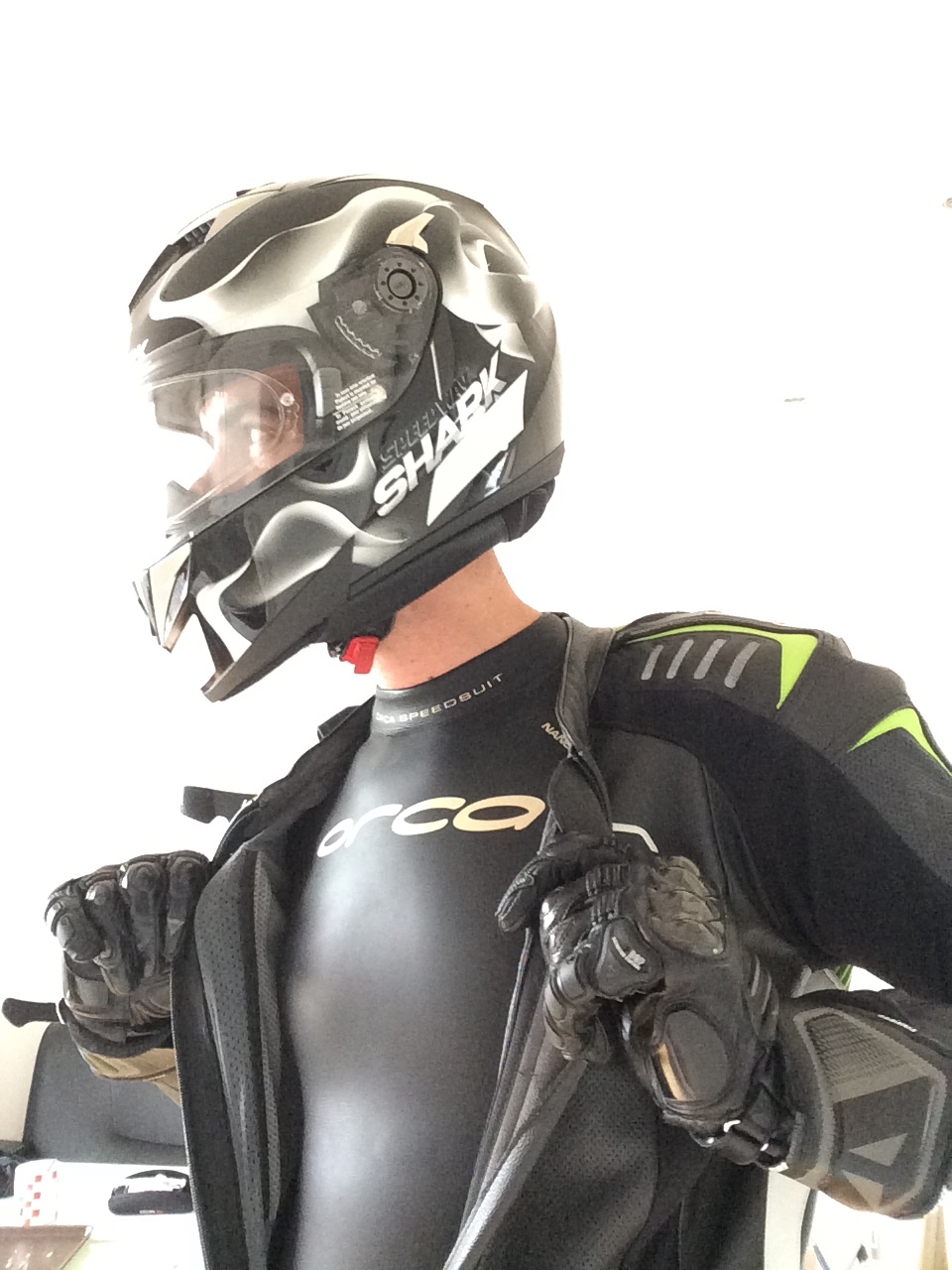 Mots-clés: cuir latex moto combinaison masque normandie fétiche traithlon fetish neoprene neoprène gay