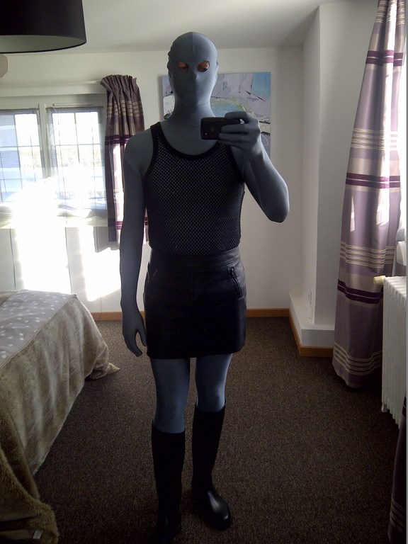 01
jupe en cuir, bottes d'équitation en cuir, marcel en filet, et zentai yeux ouverts gris métalic
Mots-clés: tergal16 zentai poitou charente cuir