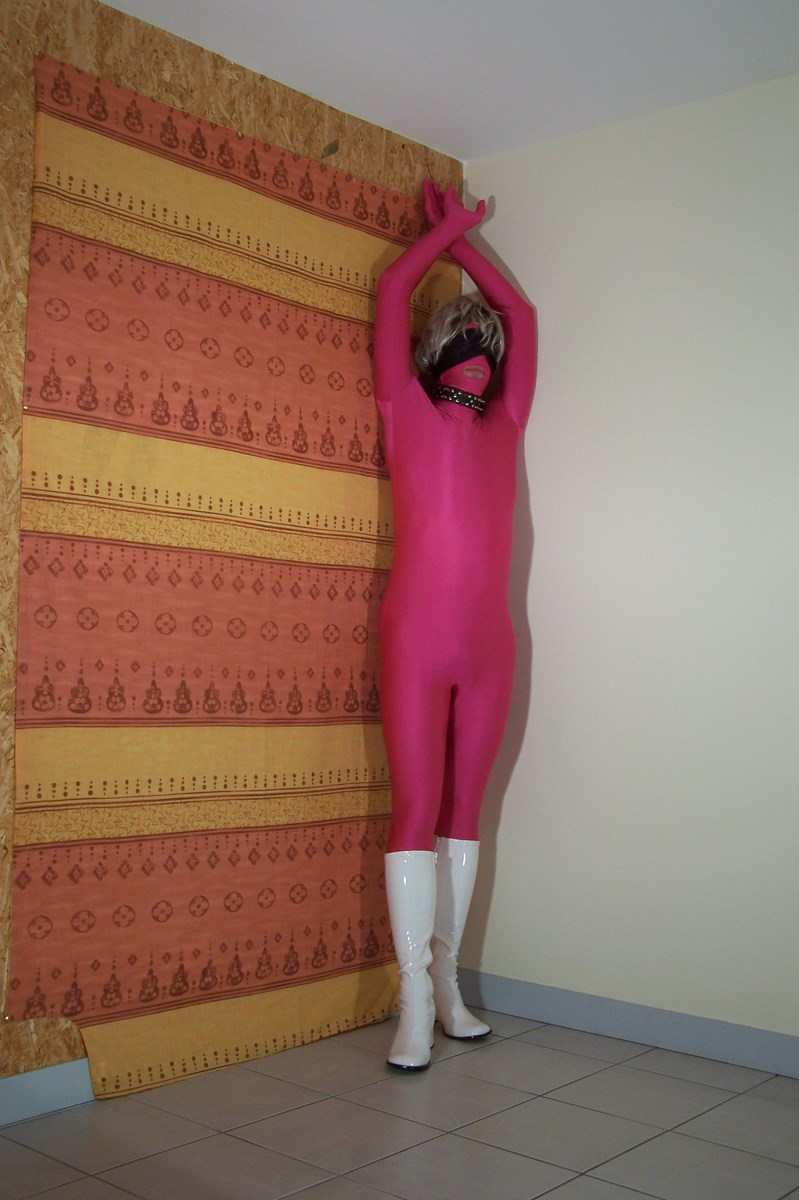 zentai_rose_bottes_collier2_5B1600x12005D.JPG