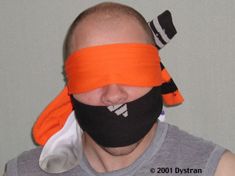 Bâillon avec chaussettes de foot
Une chaussette ou une balle en caoutchouc dans la bouche, de préférence une chaussette bien portée et bien odorante.
Une chaussette de foot pour verrouiller le tout. Une autre pour bander les yeux.
