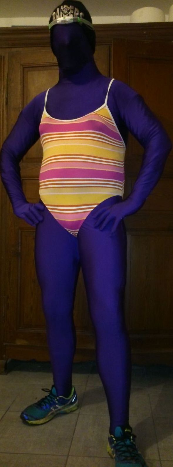 Sortie en Zentai pour un Running Nocturne
Ma tenue pour un running, oui c 'est bien un maillot de bain une pièce enfilé au dessus du Zentai... 
Mots-clés: Maillot de bain Zentai