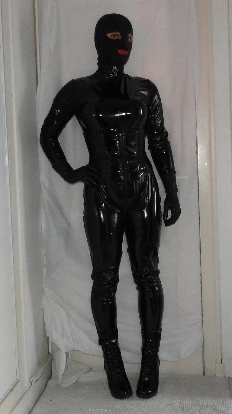 Mots-clés: catsuit noire pvc vinyl séance photo janvier 2023
