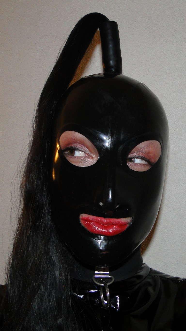 Mots-clés: catsuit noire coiffure pony