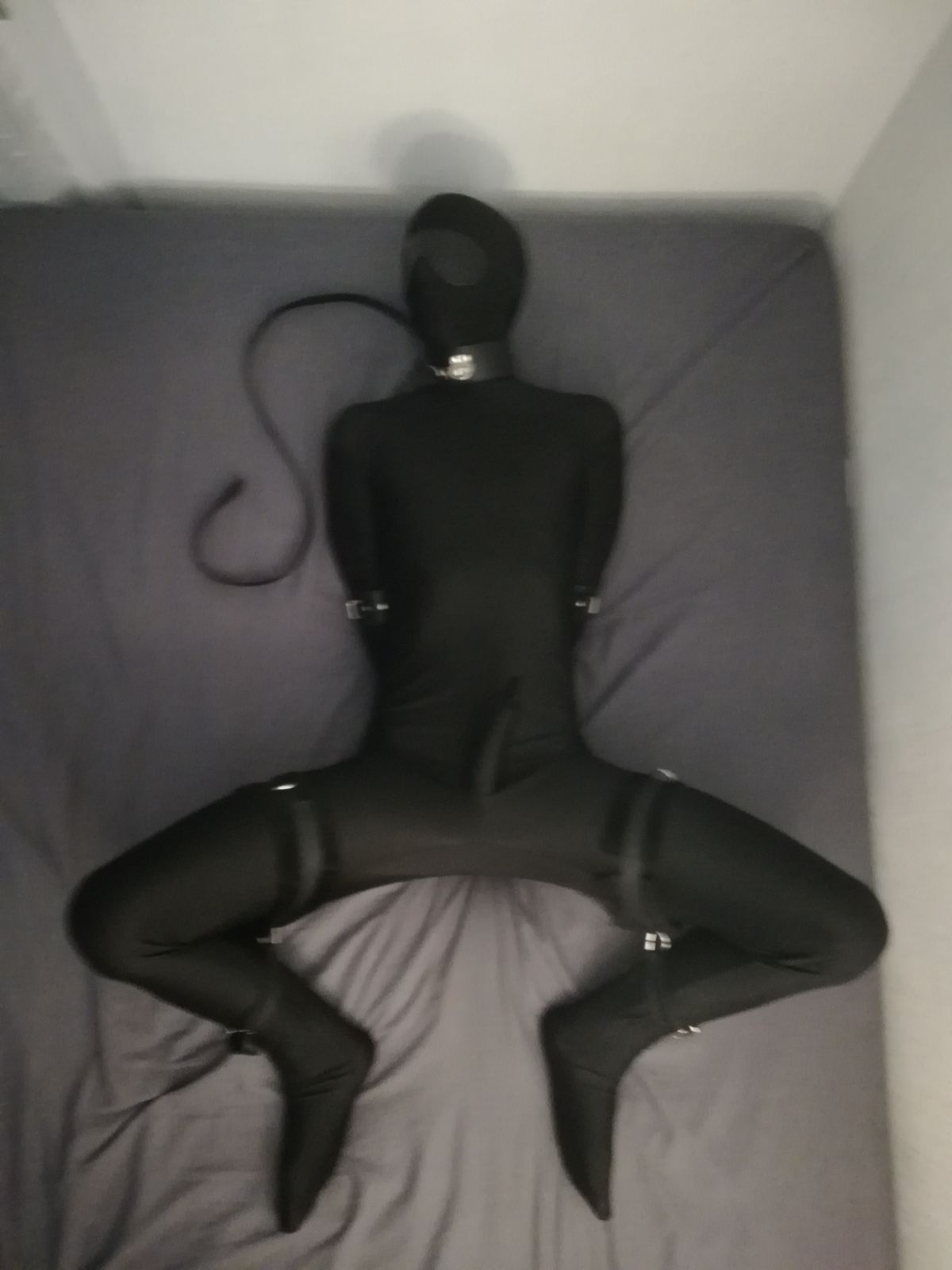 Mots-clés: Zentai noir bondage