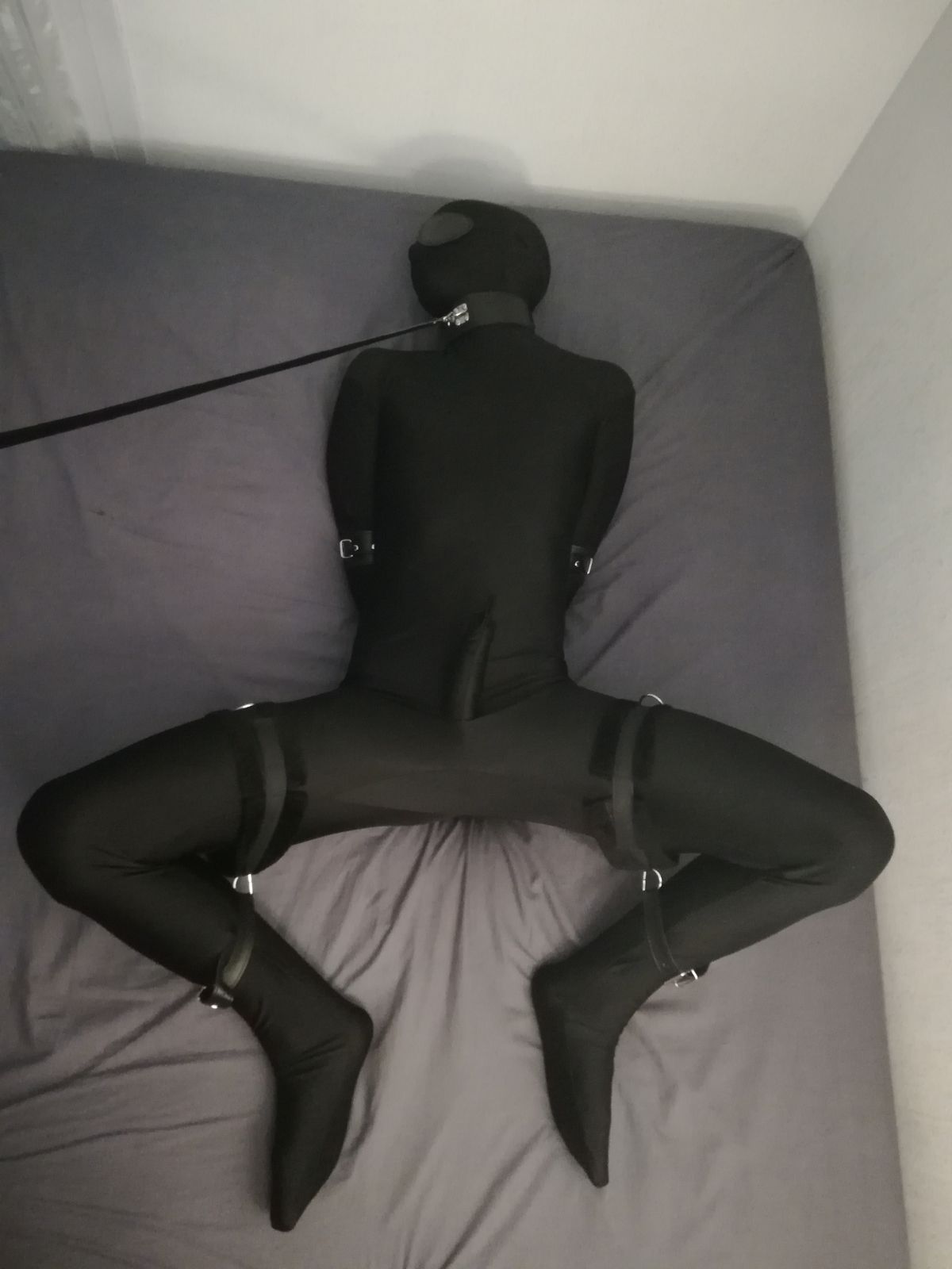 Mots-clés: Zentai noir bondage