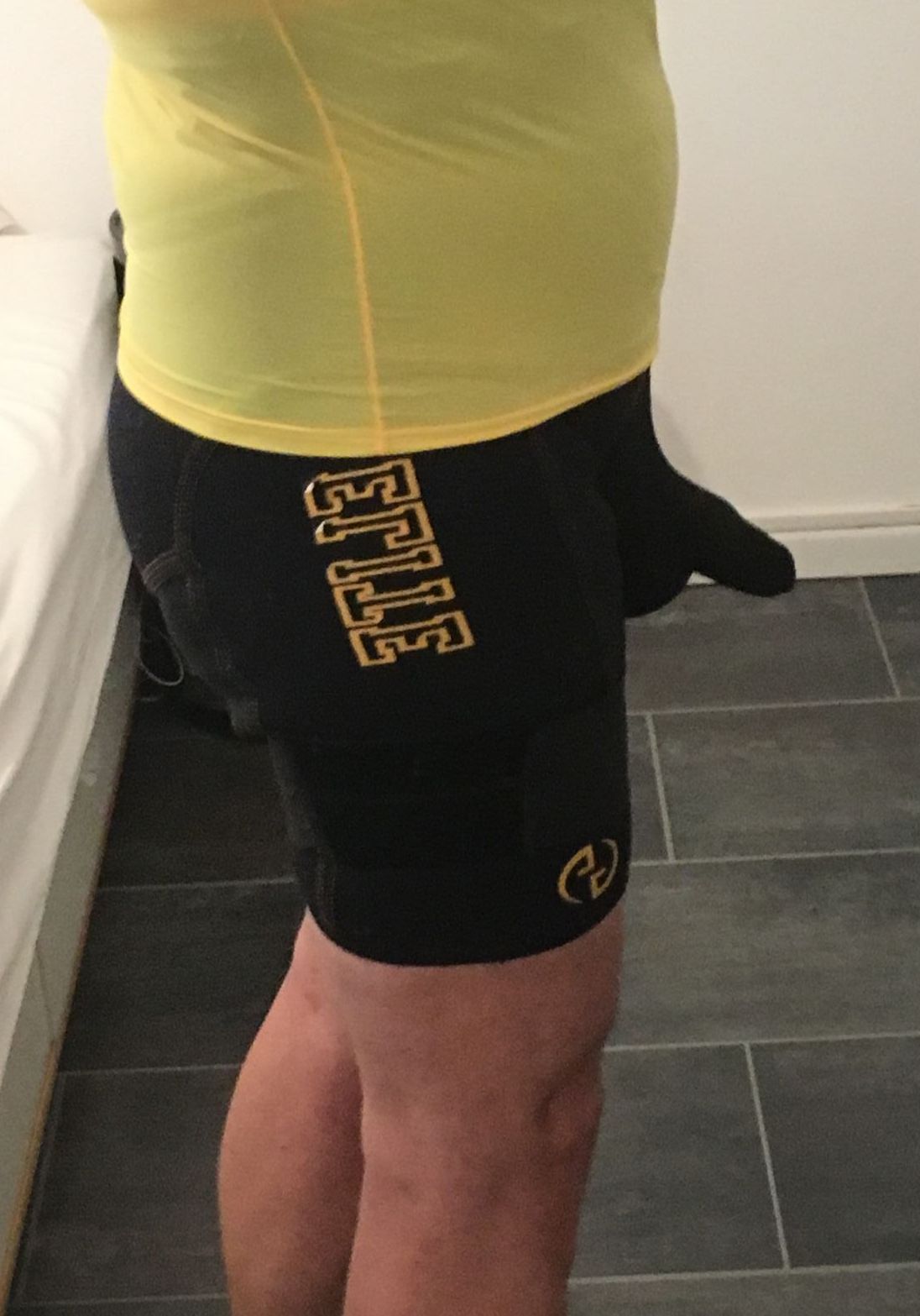 Gilmore Elite, short anglais en néoprène
très moulant et chauffant, anti-hernie, anti mal aux muscles, anti....tient fermement et moule le bas du corps.
forcement l'appareil entrejambe est dans une poche, sinon....
