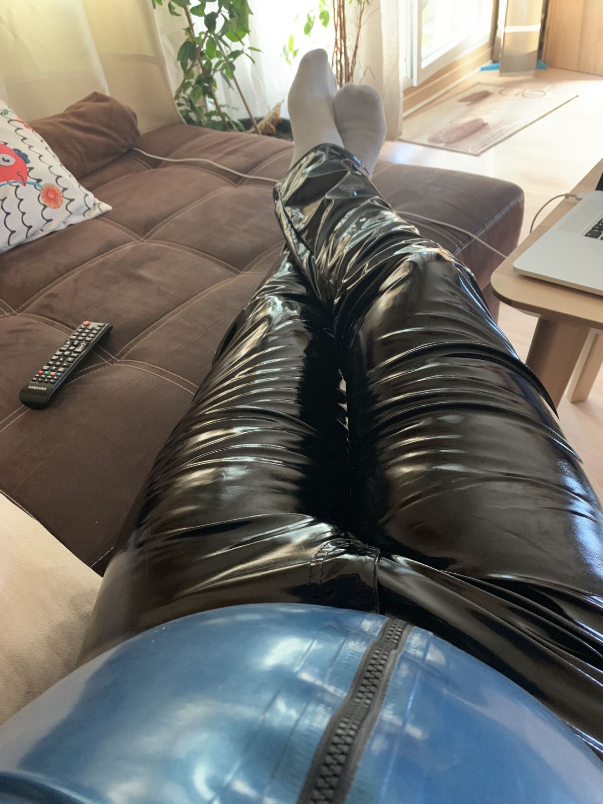 Latex top, vinyl pants
Mots-clés: vinyl latex blue bleu pants pantalon top veste