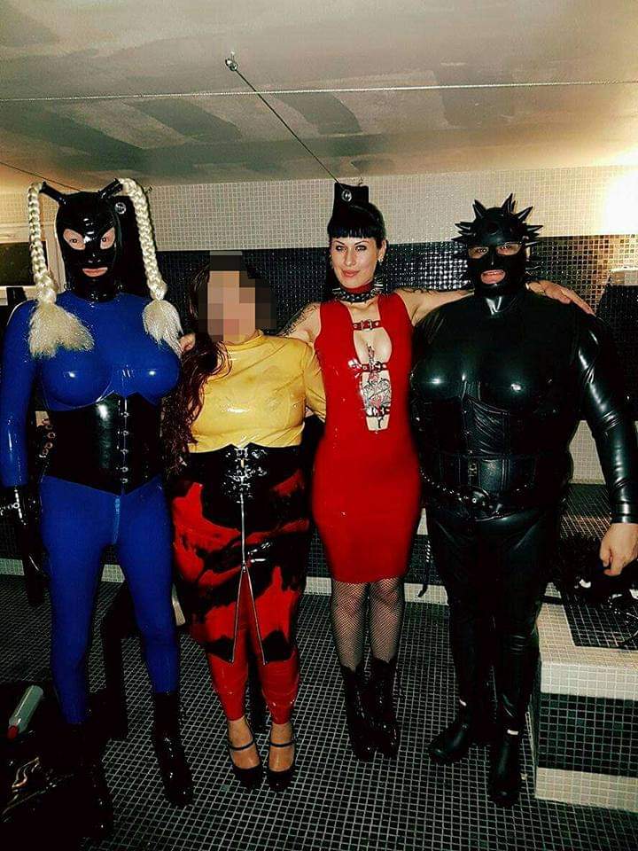 Pandémonium juin 2017 au Geekko
Superbe Soirée. 
Alors de Gauche a Droite :
Laurence Doll ,Kriss,Anastasia et moi même. 🙂🙂
Particularité de cette Soirée. 
Ma première sortie en public en Rubber Doll.
