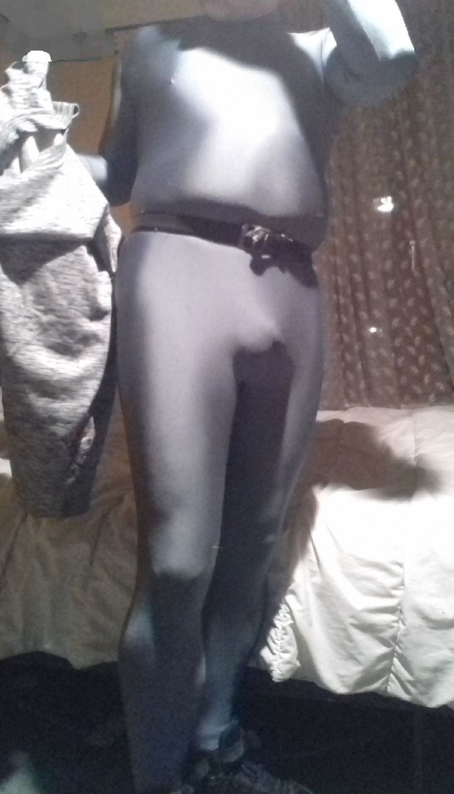 Mots-clés: zentai catsuit gris tempête pâle combinaison moulante full bodysuit gay petboy boots