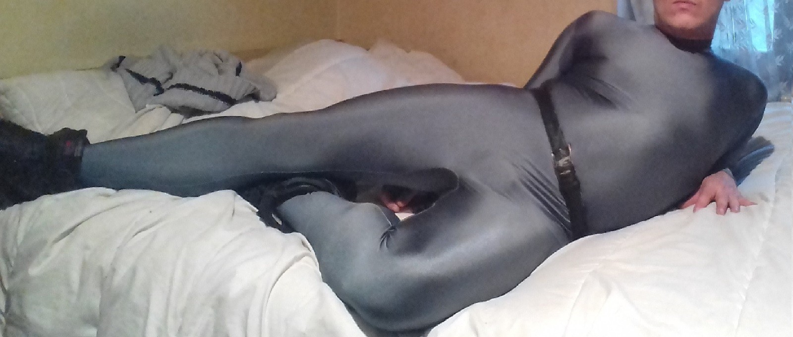 Mots-clés: zentai catsuit gris tempête pâle combinaison moulante full bodysuit gay petboy boots