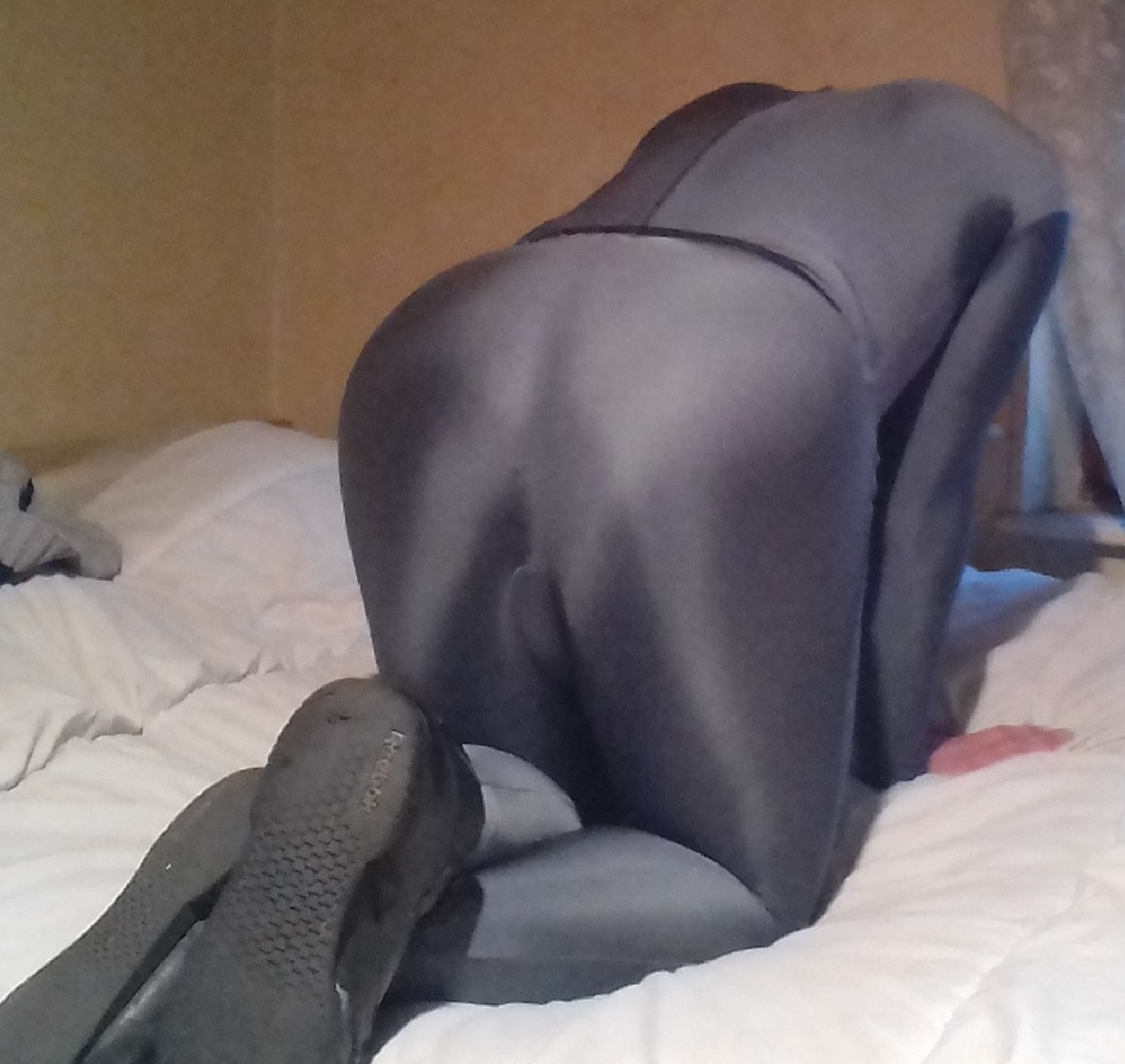 Mots-clés: zentai catsuit gris tempête pâle combinaison moulante full bodysuit gay petboy boots