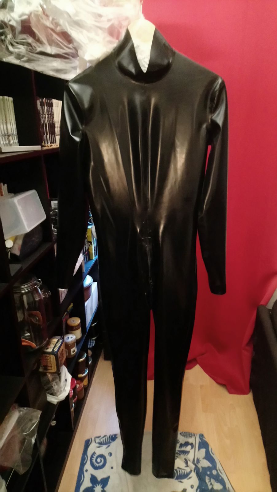 e4
Ma catsuit (4 zips, dans le dos)
Mots-clés: catsuit latex noire